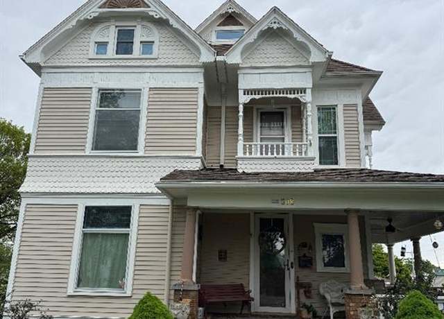 Property at 308 E Arrow St, Marshall, MO 65340, 5 beds, 3.5 baths