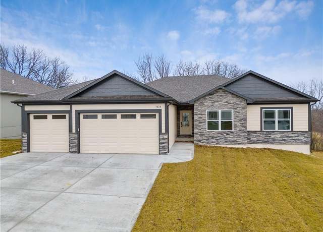 Property at 810 W Shawhan Pkwy, Lee's Summit, MO 64086, 3 beds, 2.5 baths