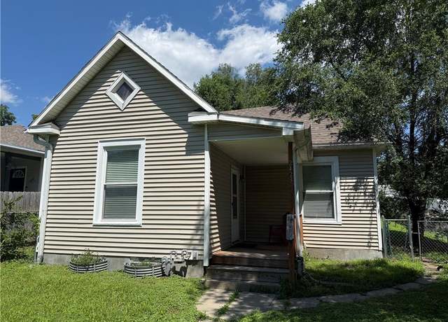 Property at 2423 S 17th St, St Joseph, MO 64503, 2 beds, 1 bath