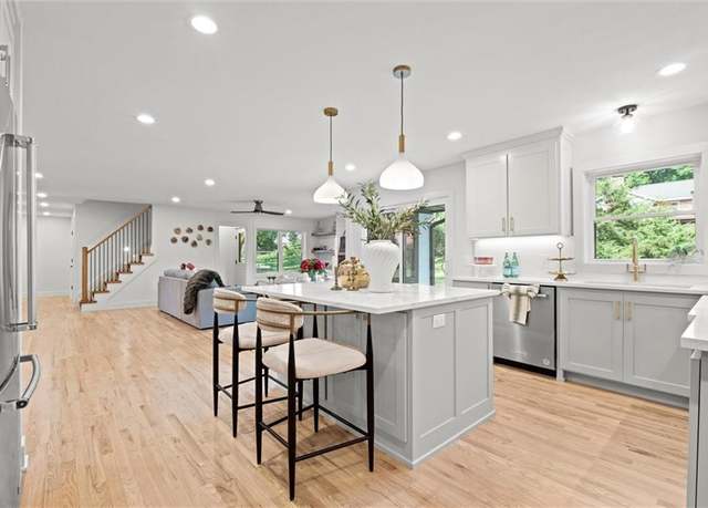 Property at 10314 Sagamore Ln, Leawood, KS 66206, 6 beds, 4.5 baths