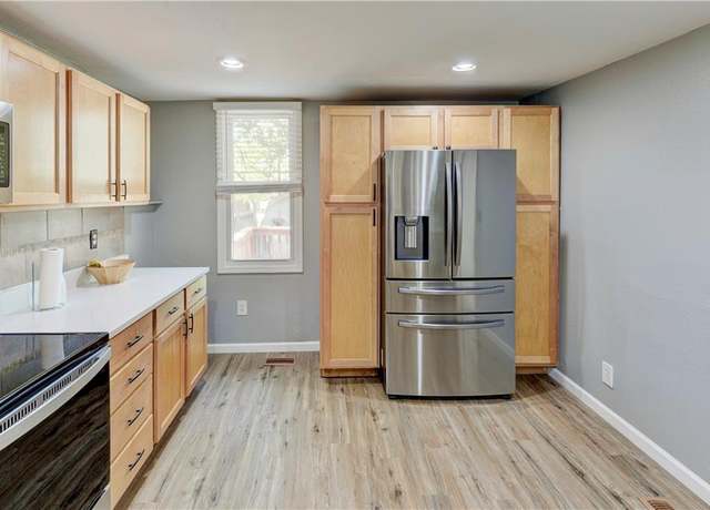 Property at 712 Chestnut St, Leavenworth, KS 66048, 2 beds, 2 baths
