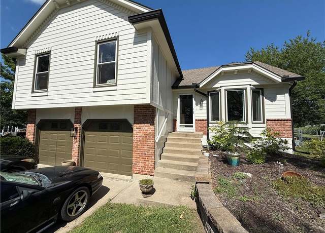 Property at 20205 Dearborn St, Stilwell, KS 66085, 3 beds, 2.5 baths