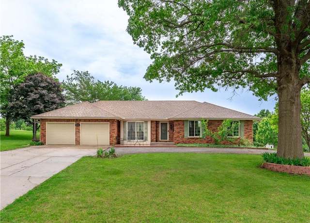 Property at 5901 NE Palomino Dr, St Joseph, MO 64505, 3 beds, 2.5 baths