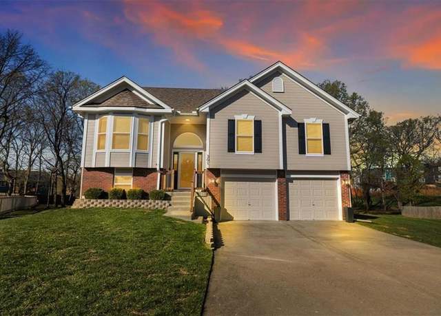 Property at 301 Amesbury Dr, Smithville, MO 64089, 3 beds, 2.5 baths