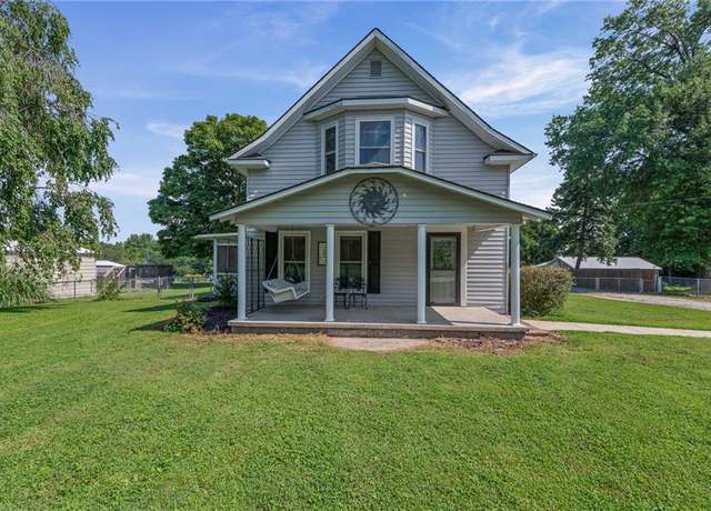 Property at 105 4th St, Sibley, MO 64088, 3 beds, 1.5 baths