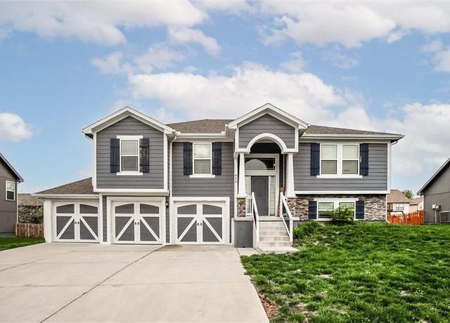 Property at 900 N Cottonwood St, Kearney, MO 64060, 4 beds, 3 baths