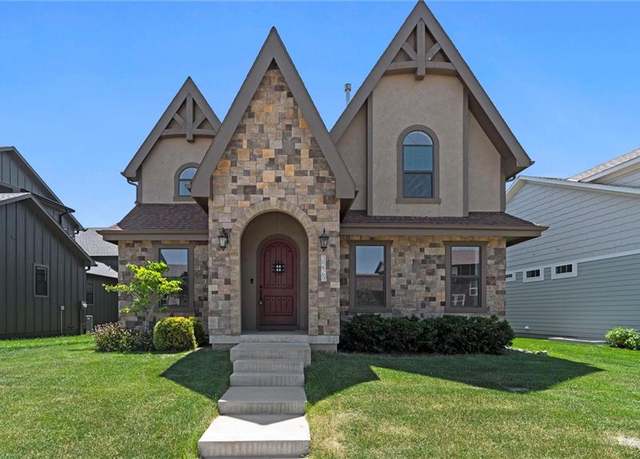 Property at 3229 SW Mary St, Lee's Summit, MO 64081, 4 beds, 3.5 baths