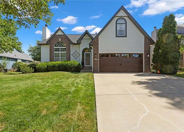 Property at 825 SE 12th Ter, Lee's Summit, MO 64081, 5 beds, 3.5 baths