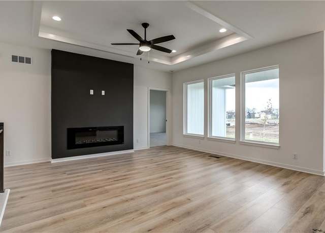 Property at 16488 S Stagecoach St, Olathe, KS 66062, 4 beds, 3 baths