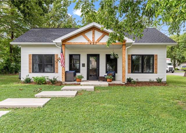 Property at 427 W Walnut St, Nevada, MO 64772, 2 beds, 2 baths