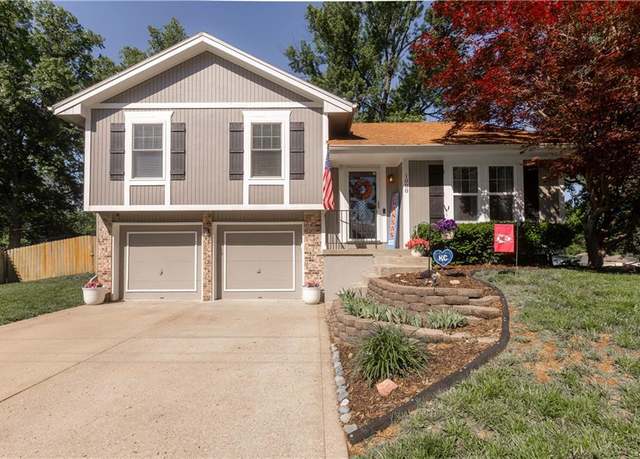 Property at 1000 S Missouri St, Liberty, MO 64068, 3 beds, 2 baths