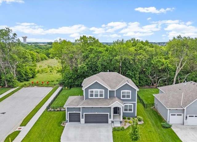 Property at 3201 SW Arbor Tree Dr, Lee's Summit, MO 64082, 4 beds, 3.5 baths