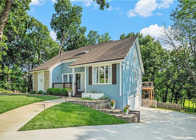 Property at 208 NE Landings Cir, Lee's Summit, MO 64064, 4 beds, 3.5 baths