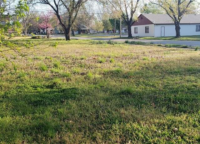 Property at 1000 W Chestnut St, Independence, KS 67301