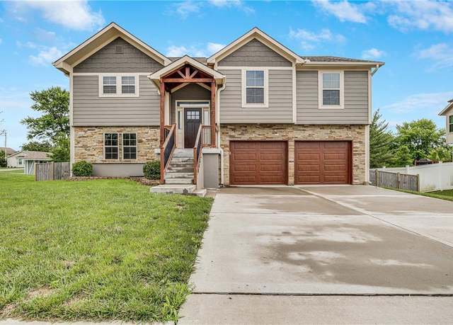 Property at 12301 White Oak St, Peculiar, MO 64078, 4 beds, 3 baths