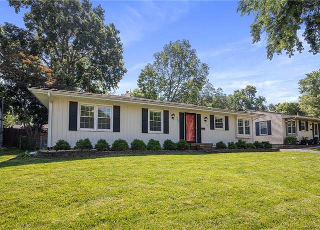 Property at 8209 Madison Ave, Kansas City, MO 64114, 3 beds, 1.5 baths