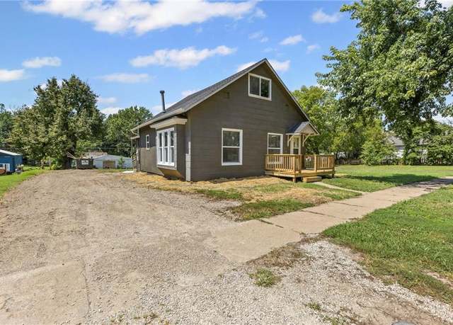Property at 734 N Mulberry St, Ottawa, KS 66067, 2 beds, 2 baths