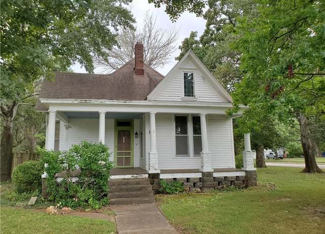 Property at 729 W Sycamore St, Nevada, MO 64772, 3 beds, 2 baths
