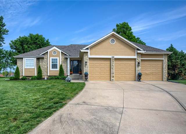 Property at 748 SW Windsong Cir, Lee's Summit, MO 64082, 2 beds, 3 baths