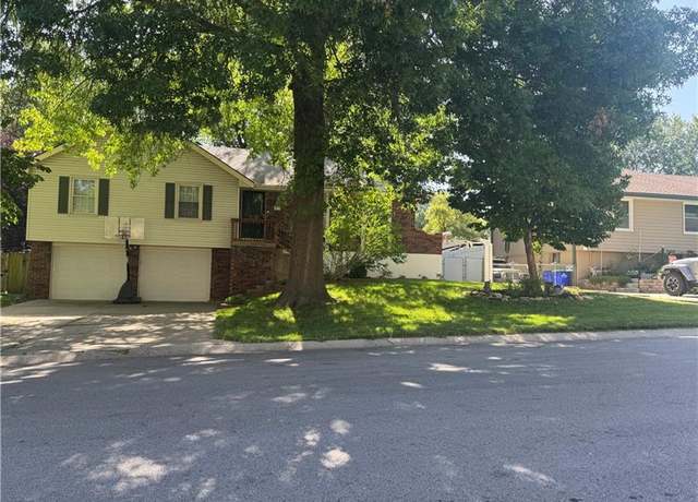 Property at 1211 SW Walnut St, Lee's Summit, MO 64081, 3 beds, 2.5 baths