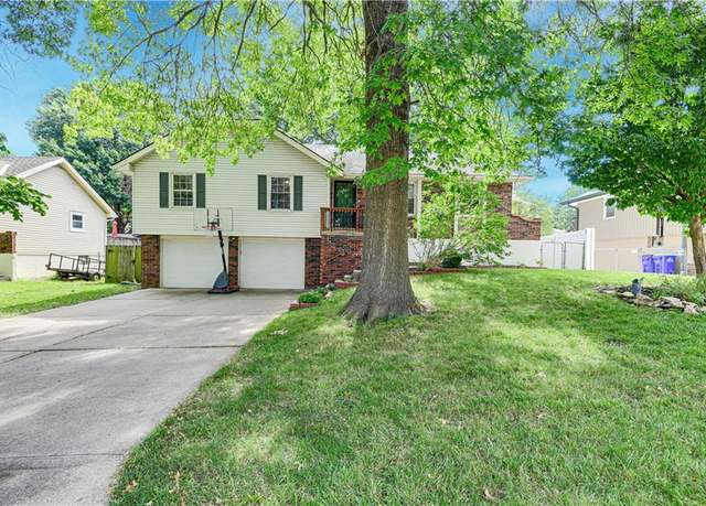 Property at 1211 SW Walnut St, Lee's Summit, MO 64081, 3 beds, 2.5 baths