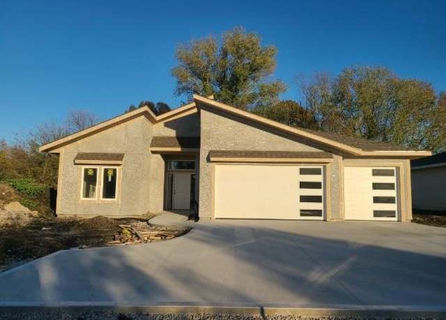 Property at 15903 S Lindenwood Dr, Olathe, KS 66062, 2 beds, 2.5 baths