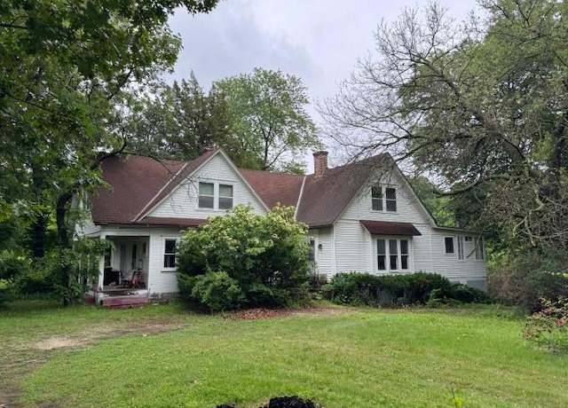 Property at 10015 Johnson Dr, Merriam, KS 66203, 5 beds, 2.5 baths