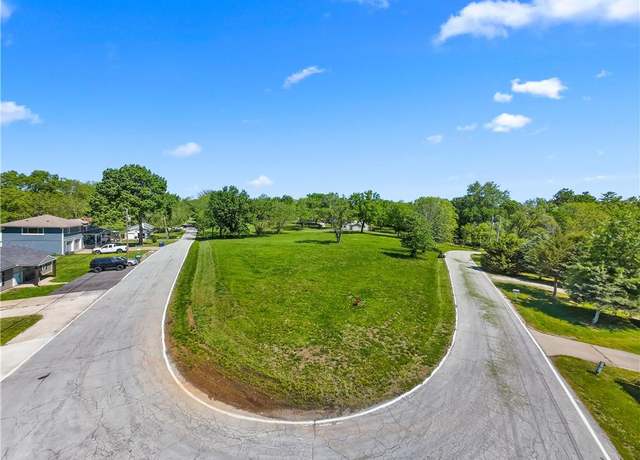 Property at 1718 Bren Mar Rd, Lee's Summit, MO 64086