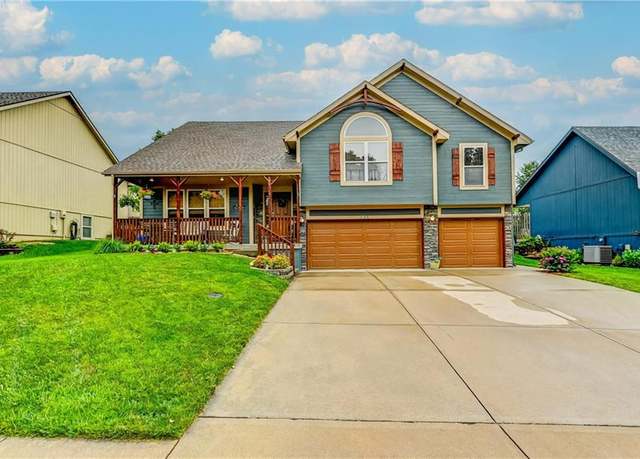 Property at 108 Surrey Ct, Smithville, MO 64089, 3 beds, 3 baths