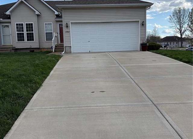 Property at 11801 E 85th St, Raytown, MO 64138, 2 beds, 3 baths