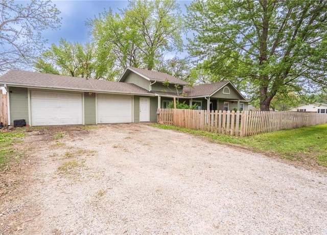 Property at 826 W Seventh St, Ottawa, KS 66067, 3 beds, 1 bath