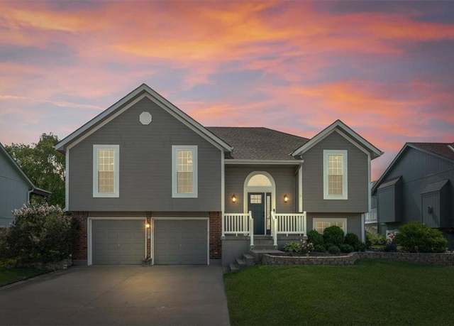 Property at 411 Bayview Dr, Raymore, MO 64083, 4 beds, 3 baths