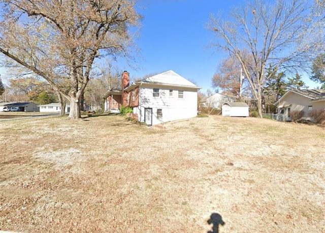 Property at 8230 W 92nd St, Overland Park, KS 66212, 3 beds, 2 baths
