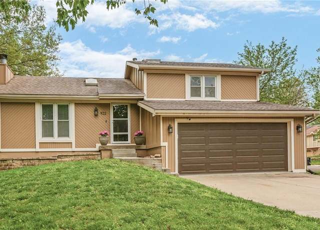 Property at 922 NE Karapat Dr, Kansas City, MO 64155, 3 beds, 2 baths