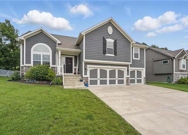 Property at 1106 E 14th St, Kearney, MO 64060, 4 beds, 3 baths