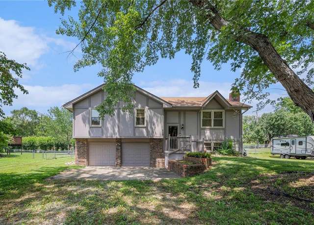 Property at 402 E 10th St, Kearney, MO 64060, 3 beds, 2.5 baths