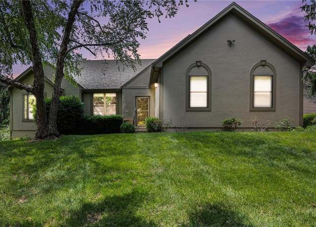 Property at 13724 Pembroke Cir, Leawood, KS 66224, 2 beds, 2 baths