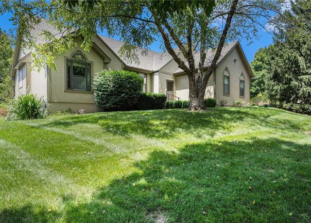 Property at 13724 Pembroke Cir, Leawood, KS 66224, 2 beds, 2 baths