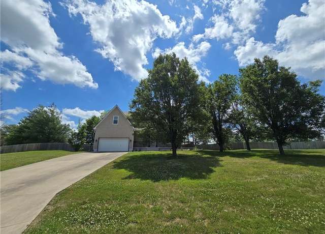 Property at 2305 SE Horseshoe Dr, Oak Grove, MO 64075, 3 beds, 3 baths