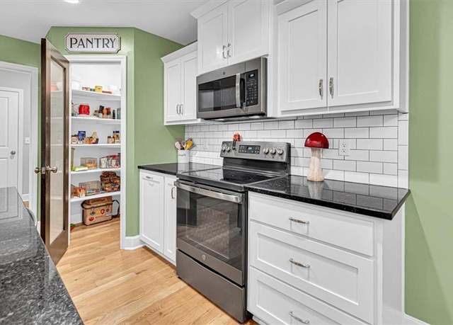 Property at 20802 Copper Creek Dr, Peculiar, MO 64078, 3 beds, 2 baths