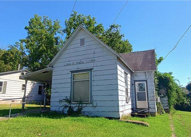 Property at 415 W Hickory St, Nevada, MO 64772, 2 beds, 1 bath