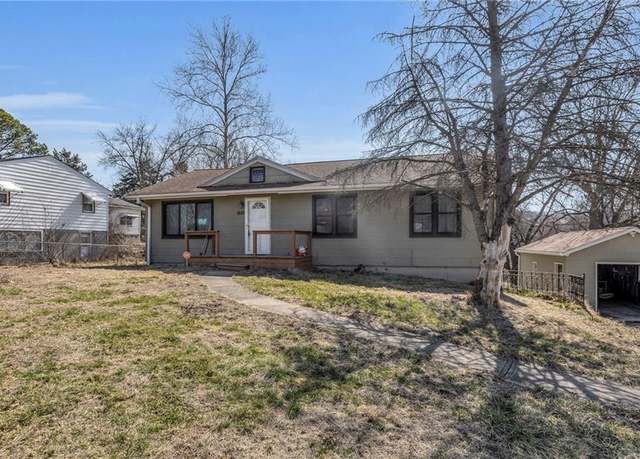 Property at 1619 Spruce St, Leavenworth, KS 66048, 3 beds, 1.5 baths