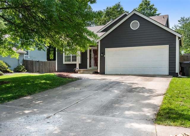 Property at 13116 S Trenton St, Olathe, KS 66062, 3 beds, 2 baths