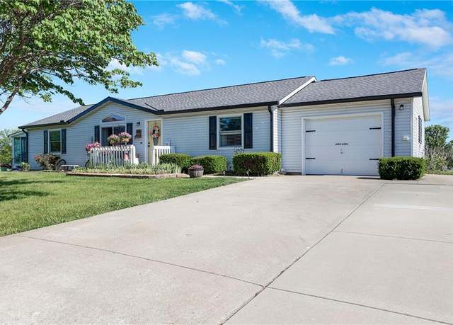Property at 806 NE Pine Ct, Oak Grove, MO 64075, 3 beds, 2 baths