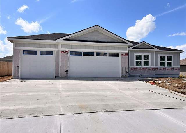 Property at 716 W Solomon Dr, Lee's Summit, MO 64086, 3 beds, 2 baths
