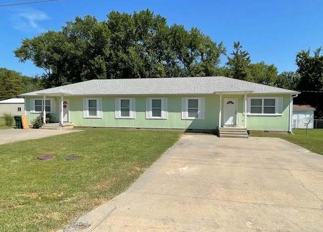 Property at 305 E Creager St, Frontenac, KS 66763, 4 beds, 4 baths