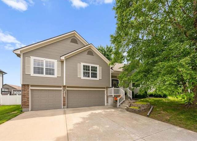 Property at 1017 Hampton Dr, Raymore, MO 64083, 4 beds, 3 baths