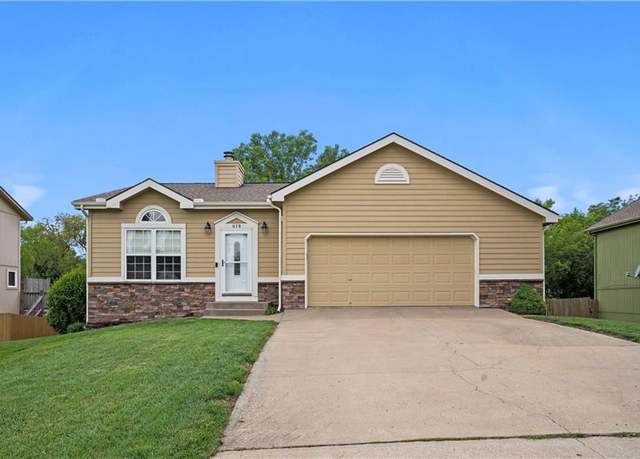 Property at 618 Meadow Ln, Raymore, MO 64083, 3 beds, 2 baths