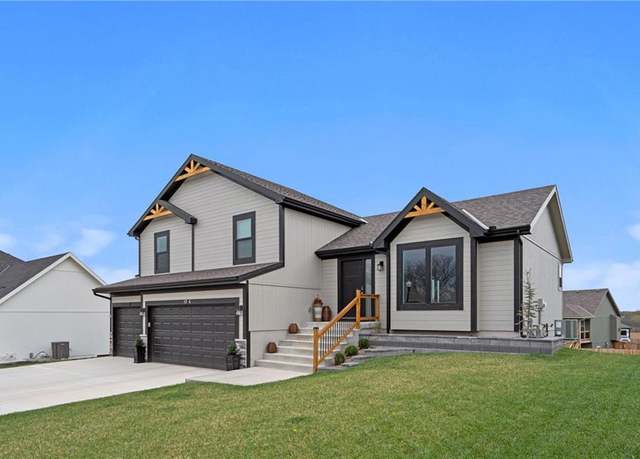 Property at 104 Wagers Cir, Dearborn, MO 64439, 4 beds, 3 baths