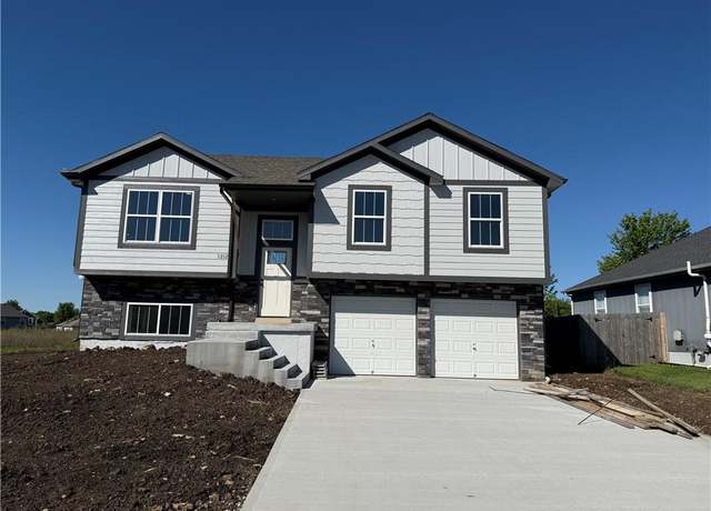 Property at 3212 Steel Wheel Dr, Harrisonville, MO 64701, 4 beds, 3 baths